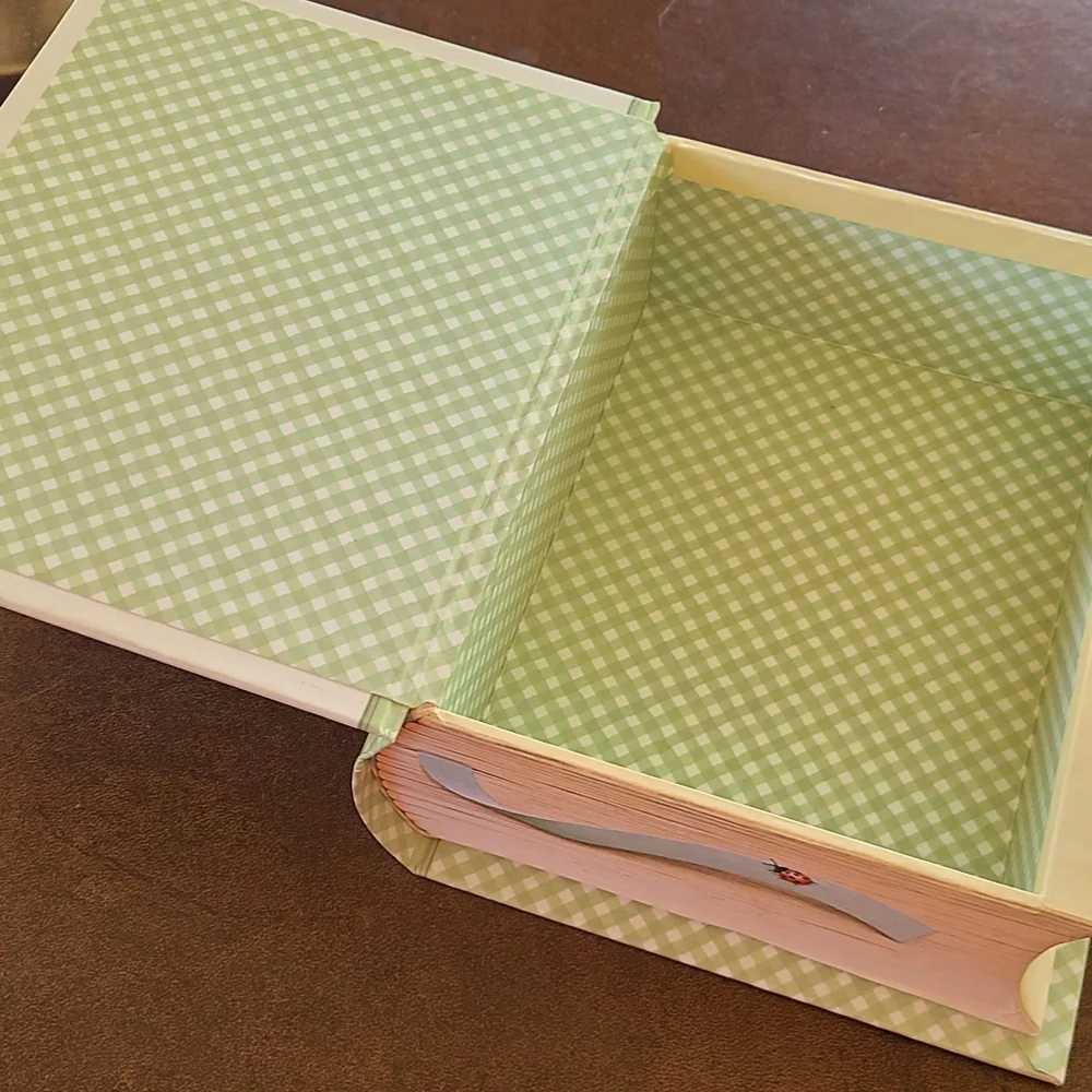 Marjolein Bastin book shaped box with ribbon ties.🐣
